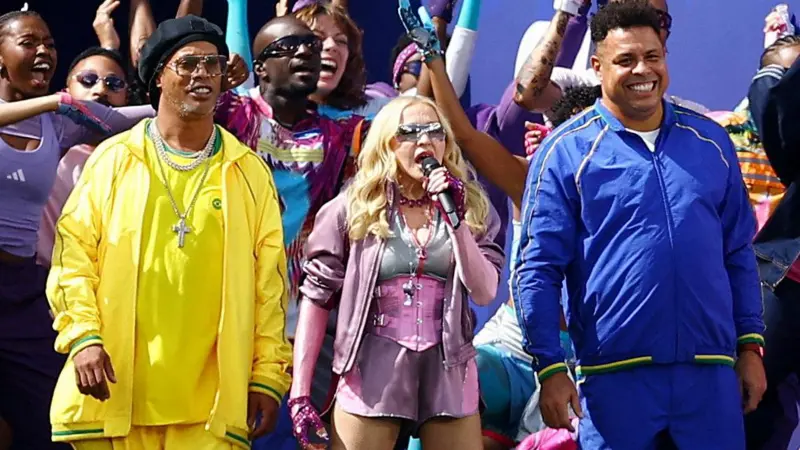 Ronaldo e Ronaldinho dividem o palco com Madonna na final da Copa