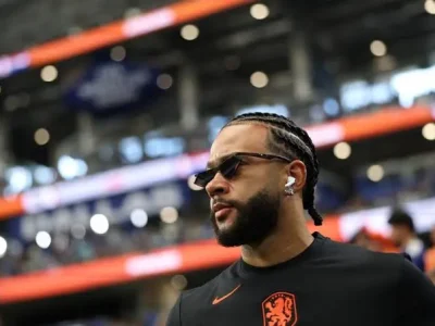 Memphis propõe contrato de três anos, aceita redução salarial e tenta destravar renovação com o Corinthians