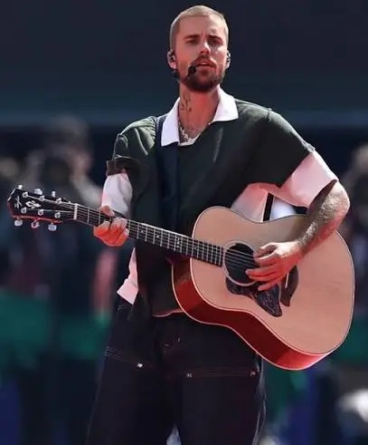 Justin Bieber leva mensagem de fé na final da Copa do Mundo de 2026 Justin Bieber canta música gospel na final da Copa do Mundo de 2026 e leva mensagem de fé ao maior palco do futebol