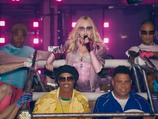 Ronaldo e Ronaldinho dividem o palco com Madonna na final da Copa Ronaldo e Ronaldinho dividem o palco com Madonna na final da Copa