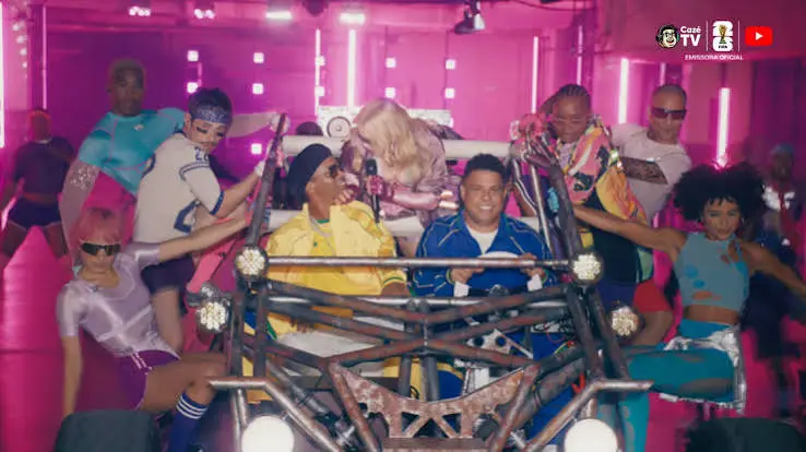 Ronaldo e Ronaldinho dividem o palco com Madonna na final da Copa Ronaldo e Ronaldinho dividem o palco com Madonna na final da Copa