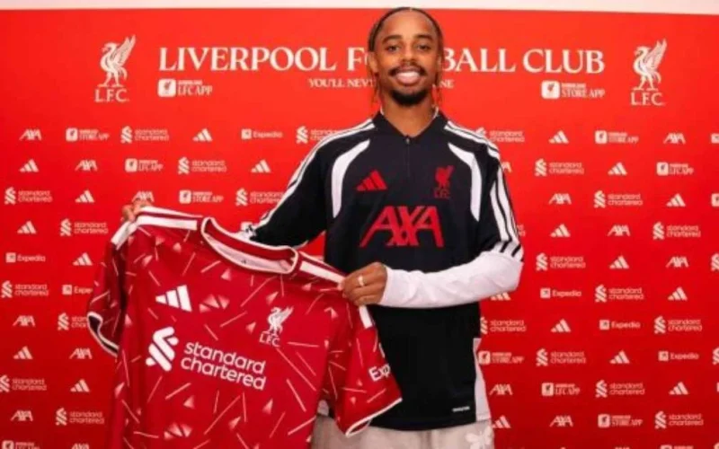 Liverpool contrata Bradley Barcola, ex-PSG, em transferência recorde de R$ 862 milhões