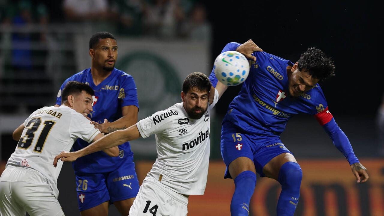 Imagem de uma disputa de bola no último confronto do Palmeiras no Nubank Parque. (Foto: Reprodução / X)