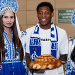 Dínamo de Moscou faz recepções inusitadas para Gonzalo Plata e Matheus Martins