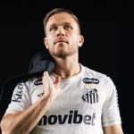 Arthur é anunciado como novo reforço do Santos e celebra em suas redes sociais