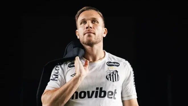 Arthur é anunciado como novo reforço do Santos e celebra em suas redes sociais