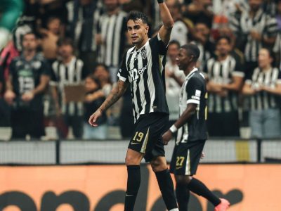 Atlético-MG supera Vitória por 2 a 1 e respira na tabela do Brasileirão