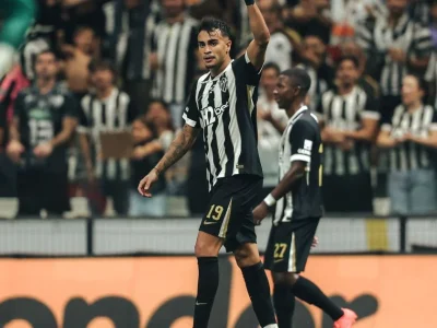 Atlético-MG supera Vitória por 2 a 1 e respira na tabela do Brasileirão