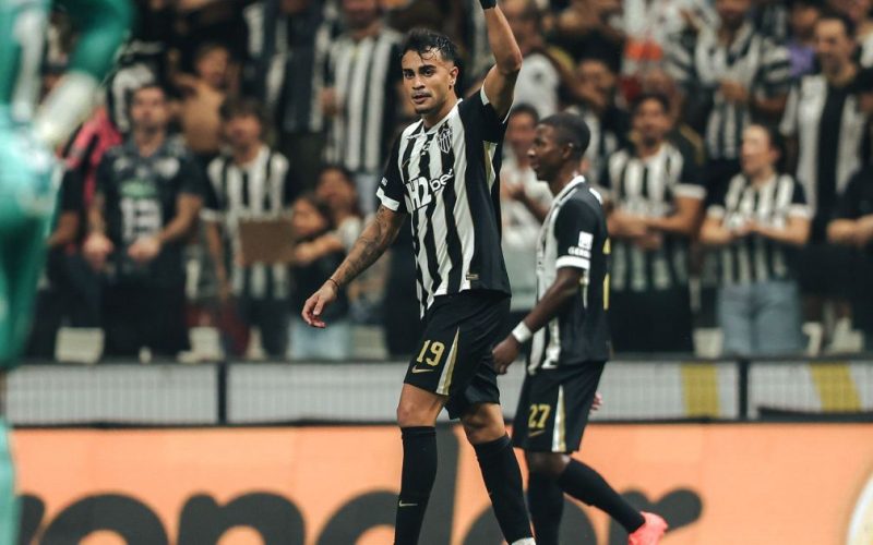 Atlético-MG supera Vitória por 2 a 1 e respira na tabela do Brasileirão