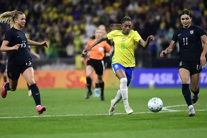 Barcelona anuncia Kerolin em transferência recorde para o futebol feminino brasileiro