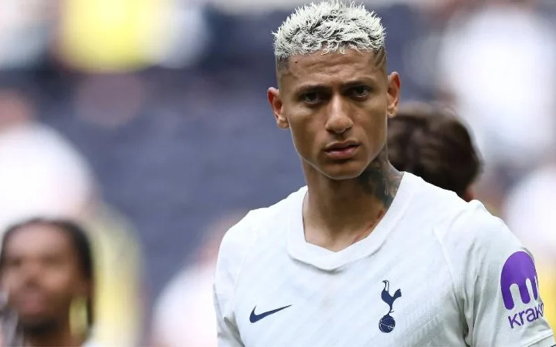 Richarlison comenta sobre sua situação no Tottenham e deseja retorno ao Everton com respeito