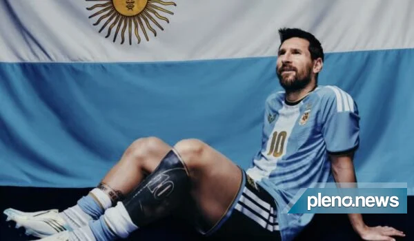 Adidas apresenta camisa em homenagem à despedida de Messi da seleção argentina