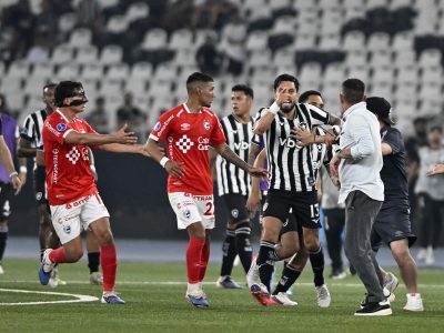 Confusão em campo: Botafogo se revolta com declarações de técnico argentino após derrota para Cienciano