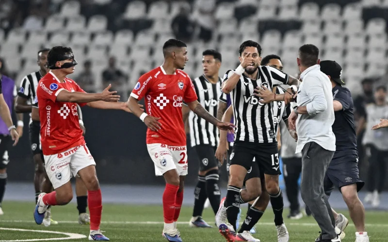 Confusão em campo: Botafogo se revolta com declarações de técnico argentino após derrota para Cienciano