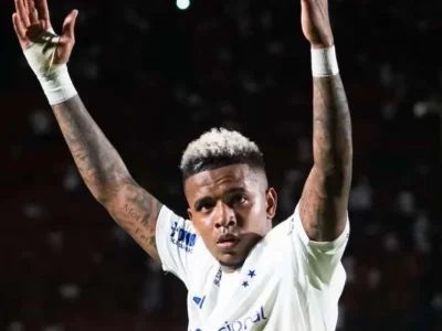 Keny Arroyo brilha no Cruzeiro com 8 gols e 5 assistências, renascendo após passagem frustrante pelo Besiktas