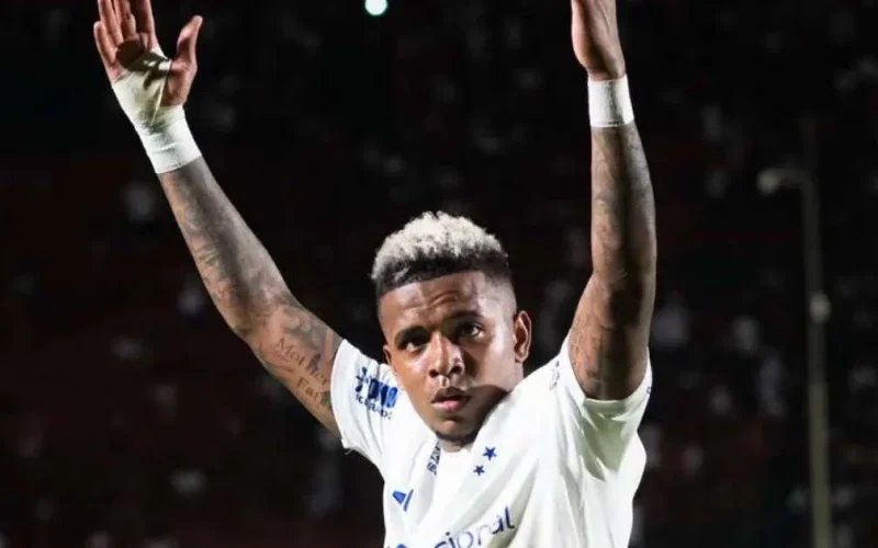 Keny Arroyo brilha no Cruzeiro com 8 gols e 5 assistências, renascendo após passagem frustrante pelo Besiktas