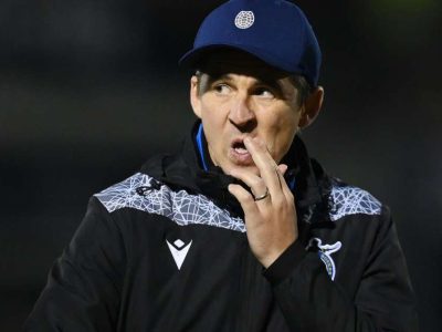 Joey Barton permanece preso após Justiça britânica negar fiança e aguarda julgamento por agressão em clube de golfe em 2027