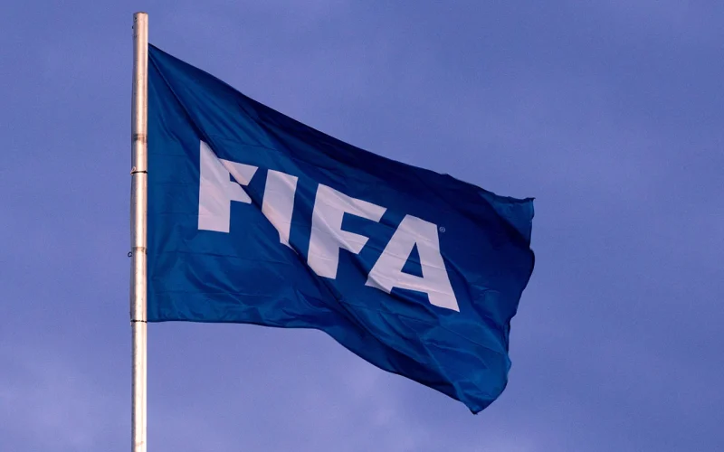 Fifa responde à Uefa e reafirma compromisso com consulta democrática após controvérsia sobre direitos comerciais