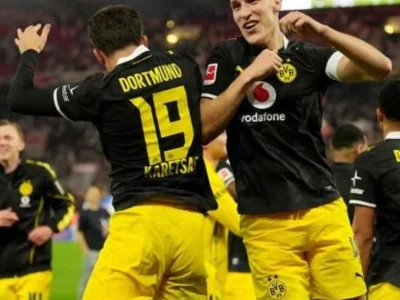 Dortmund vence Stuttgart com gol de Beier e mantém 100% na Bundesliga, reassumindo a liderança isolada