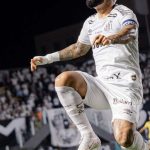 Gabigol atinge 130 gols no Brasileirão e se aproxima de Zico na lista histórica dos artilheiros