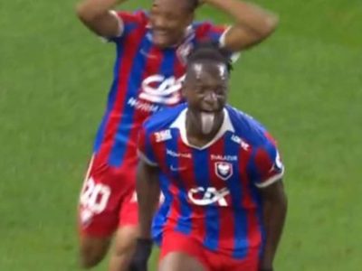 Gnanduillet marca dois gols e surpreende ao abaixar calças em comemoração durante vitória do Caen sobre o Rouen