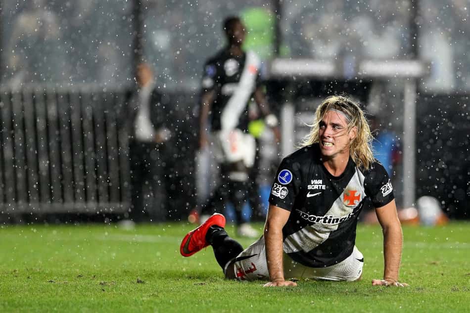 Spinelli, atacante do Vasco, se lamenta após chance desperdiçada em jogo