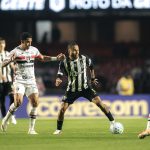 São Paulo bate Atlético-MG e se afasta da zona de rebaixamento no Brasileirão