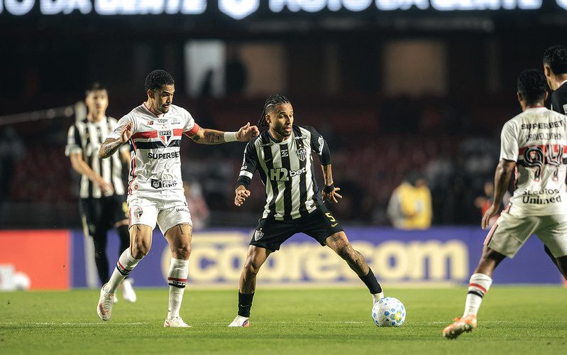 São Paulo bate Atlético-MG e se afasta da zona de rebaixamento no Brasileirão