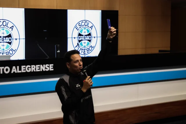 Grêmio realiza palestra sobre arbitragem para jovens da Escola de Futebol e reforça importância das regras no esporte