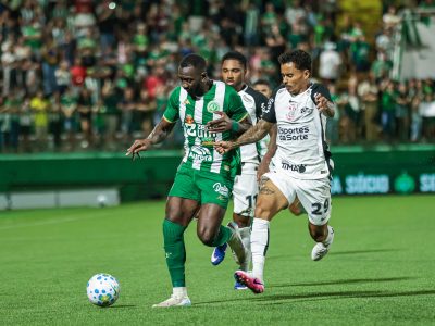 Chapecoense é lanterna, mas brilha ao derrotar Corinthians, São Paulo e Santos no Brasileirão