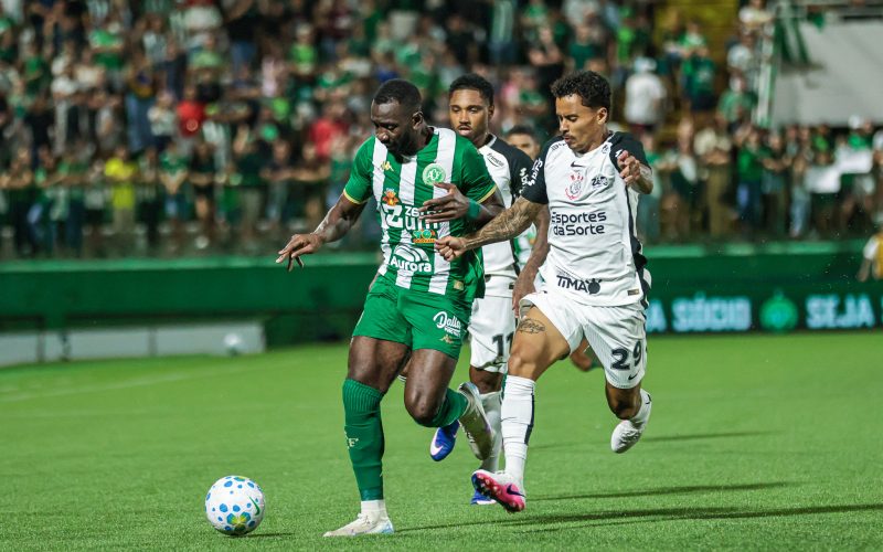 Chapecoense é lanterna, mas brilha ao derrotar Corinthians, São Paulo e Santos no Brasileirão