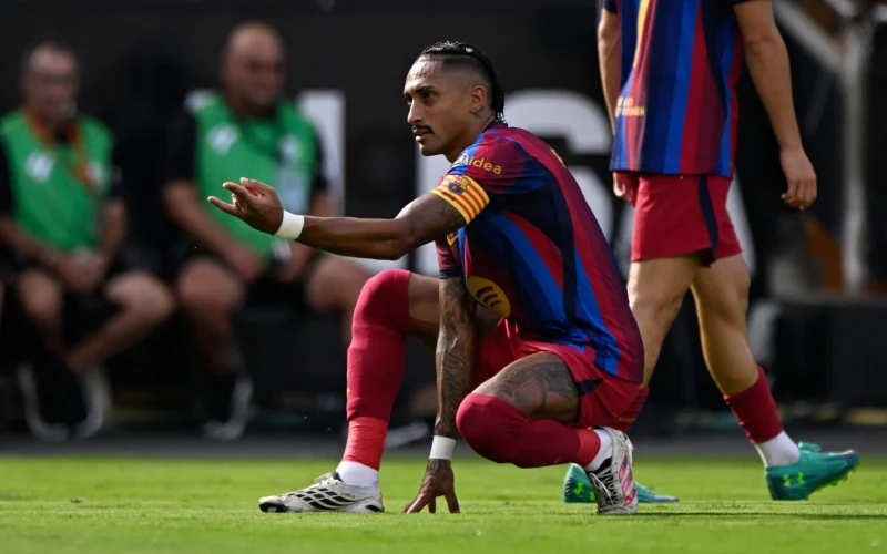 Raphinha brilha na artilharia da LaLiga e se aproxima de histórico feito pelo Barcelona