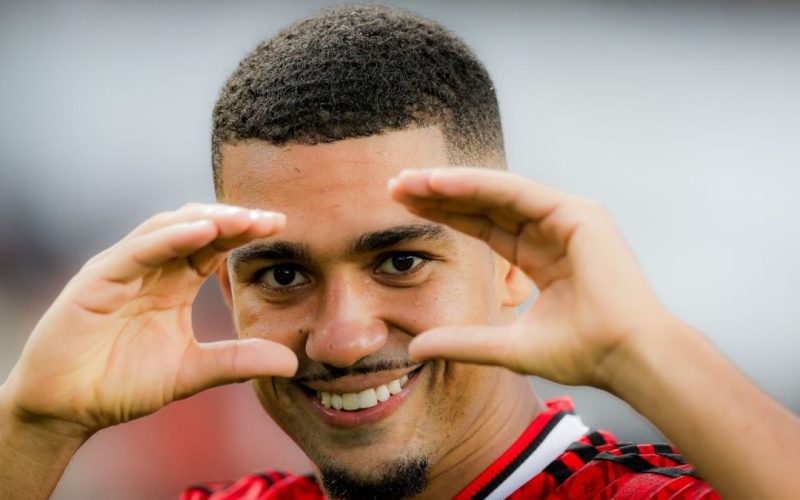 Flamengo é o novo líder do Brasileirão após vitória sobre o Remo e empate do Palmeiras