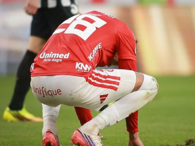 Internacional amarga dez jogos sem vencer no Brasileirão e se afunda no Z-4 após derrota para o Santos