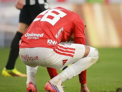 Internacional amarga dez jogos sem vencer no Brasileirão e se afunda no Z-4 após derrota para o Santos