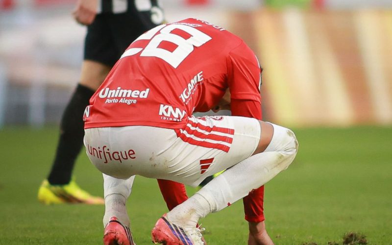 Internacional amarga dez jogos sem vencer no Brasileirão e se afunda no Z-4 após derrota para o Santos