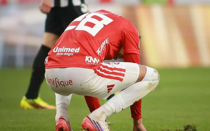 Internacional amarga dez jogos sem vencer no Brasileirão e se afunda no Z-4 após derrota para o Santos