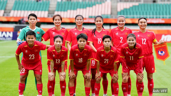 Time feminino do Vietnã se prepara para enfrentar o Japão.