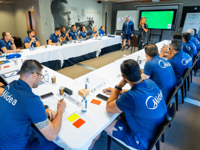 Árbitros brasileiros aprimoram habilidades em treinamento na Real Federação Espanhola com instrutores da FIFA