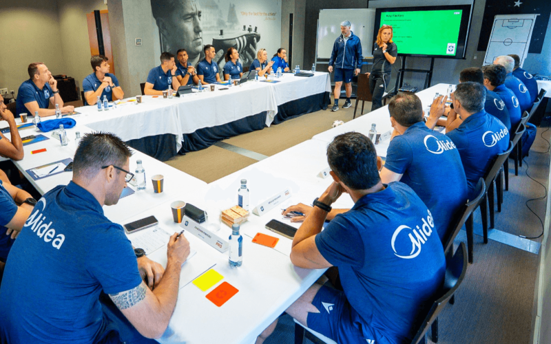 Árbitros brasileiros aprimoram habilidades em treinamento na Real Federação Espanhola com instrutores da FIFA