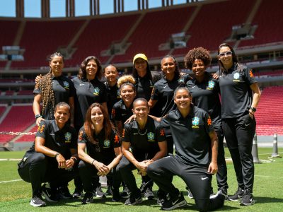 Seleção Brasileira Feminina de Beach Soccer visita Arena Mané Garrincha e busca inspiração para Mundial de 2024