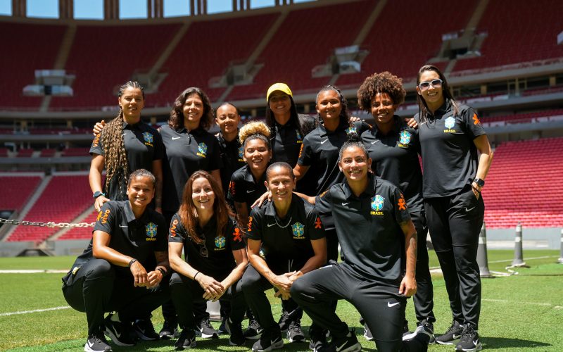 Seleção Brasileira Feminina de Beach Soccer visita Arena Mané Garrincha e busca inspiração para Mundial de 2024