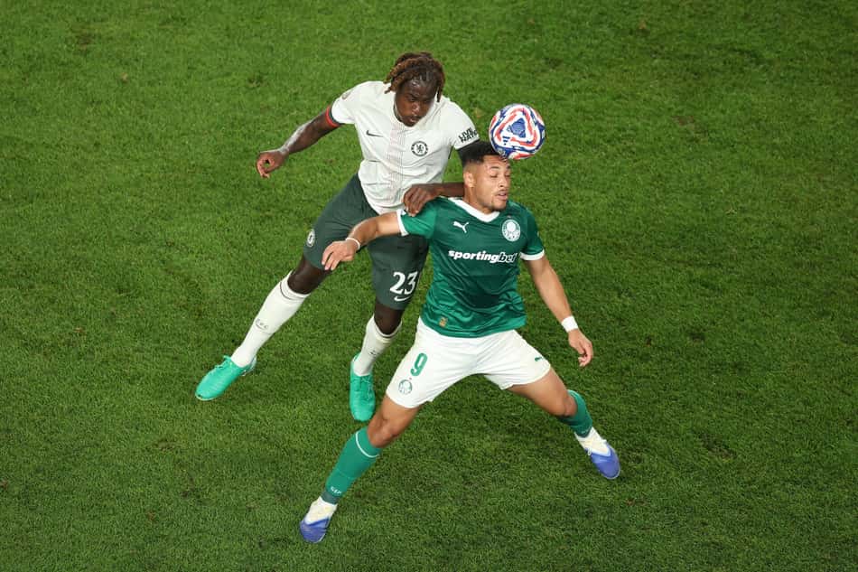 Vitor Roque disputa a bola com jogador do Chelsea no Mundial de Clubes