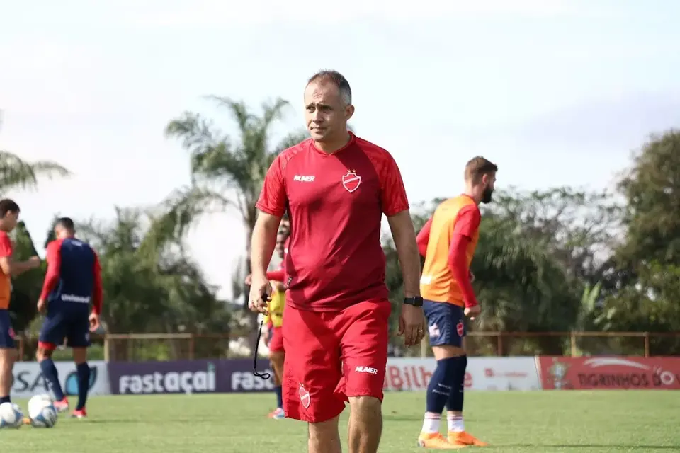 Internacional confirma Eduardo Baptista como novo técnico até 2026 após saída de Paulo Pezzolano Internacional confirma Eduardo Baptista como novo técnico até 2026 após saída de Paulo Pezzolano