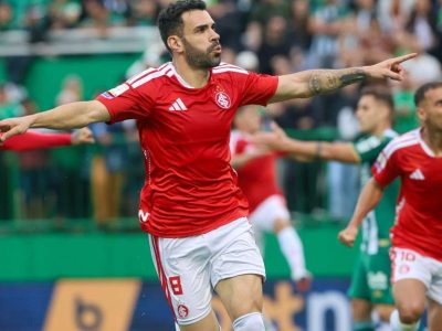 Internacional encerra jejum e vence Chapecoense por 2 a 1 no Brasileirão