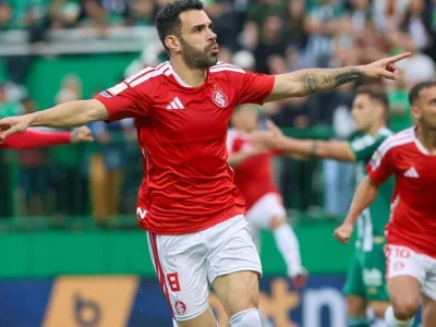 Internacional encerra jejum e vence Chapecoense por 2 a 1 no Brasileirão