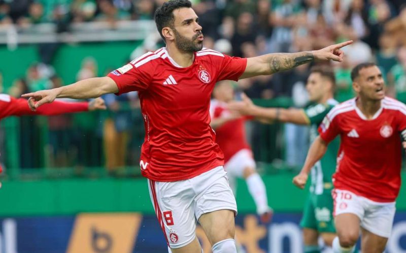 Internacional encerra jejum e vence Chapecoense por 2 a 1 no Brasileirão