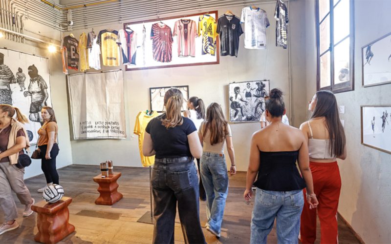 Exposição em São Paulo propõe novas perspectivas sobre o futebol além das vitórias e derrotas