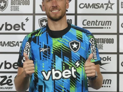 Alex Telles é o jogador do Botafogo com mais jogos como titular no Brasileirão