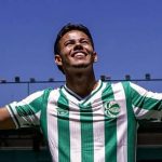 Ray Breno, do Vasco, recebe proposta do Veres Rivne enquanto brilha no Juventude